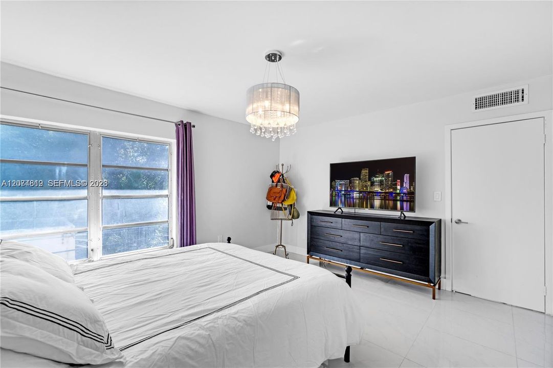 For Rent: $3,000 (1 beds, 1 baths, 885 Square Feet)