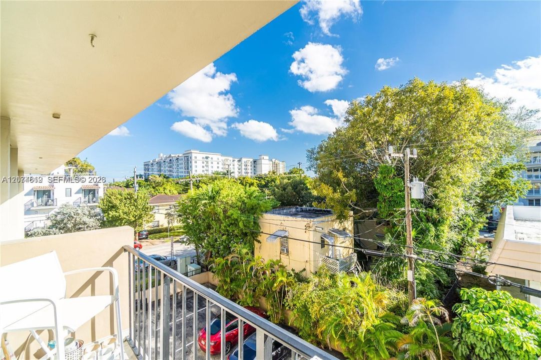 For Rent: $3,000 (1 beds, 1 baths, 885 Square Feet)