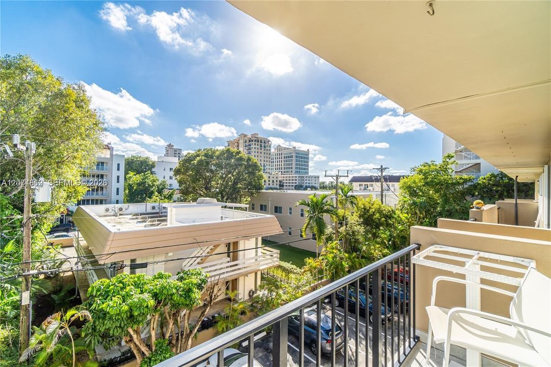 For Rent: $3,000 (1 beds, 1 baths, 885 Square Feet)