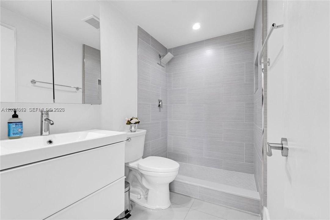 For Rent: $3,000 (1 beds, 1 baths, 885 Square Feet)