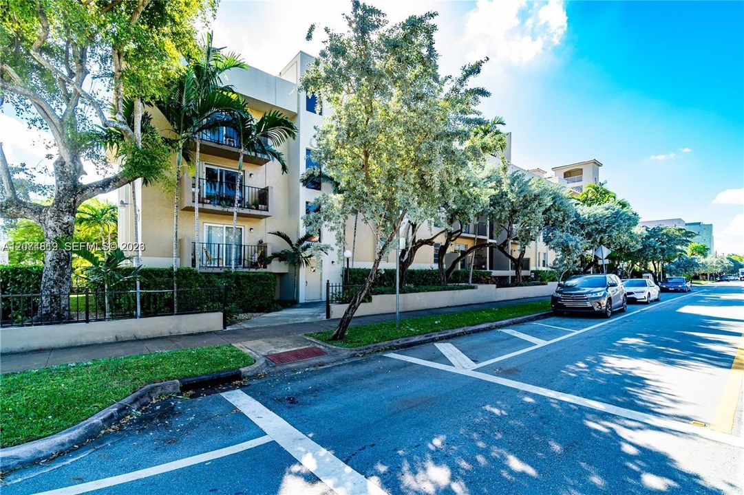 For Rent: $3,000 (1 beds, 1 baths, 885 Square Feet)