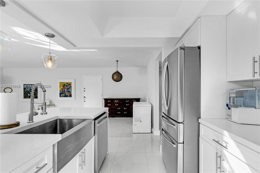 For Rent: $3,000 (1 beds, 1 baths, 885 Square Feet)