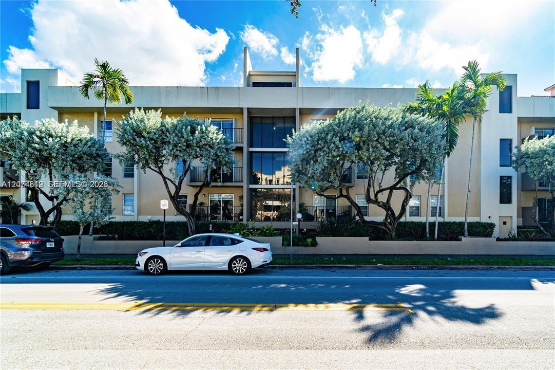 For Rent: $3,000 (1 beds, 1 baths, 885 Square Feet)