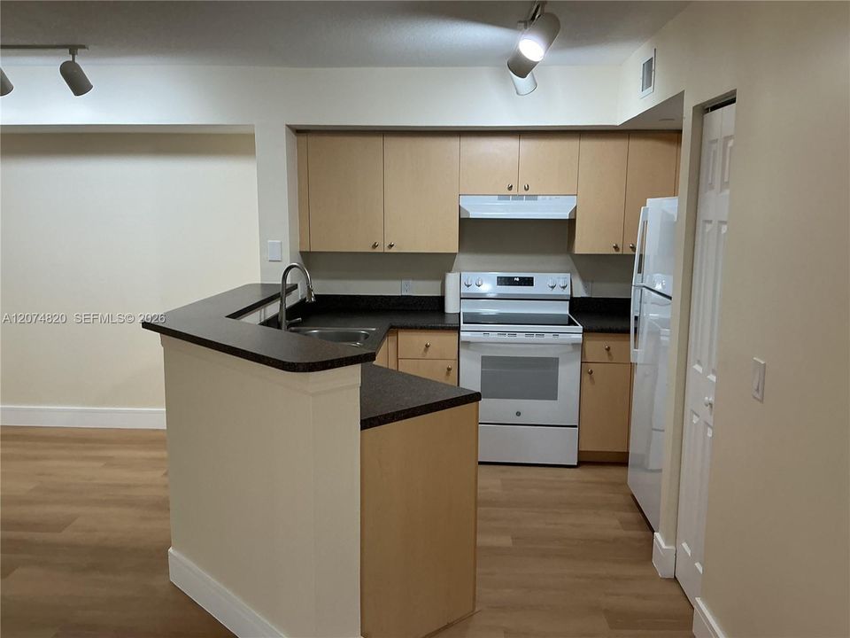 For Rent: $2,300 (2 beds, 2 baths, 1060 Square Feet)