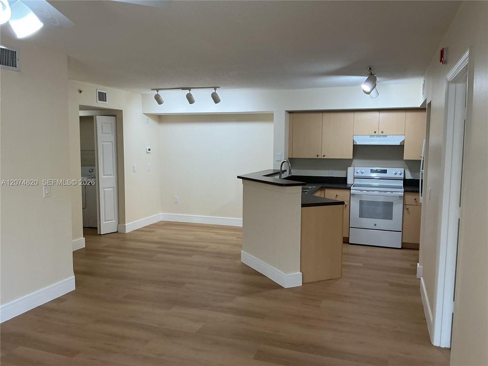 For Rent: $2,300 (2 beds, 2 baths, 1060 Square Feet)