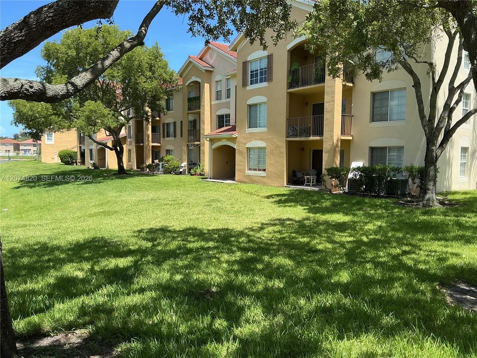 For Rent: $2,300 (2 beds, 2 baths, 1060 Square Feet)
