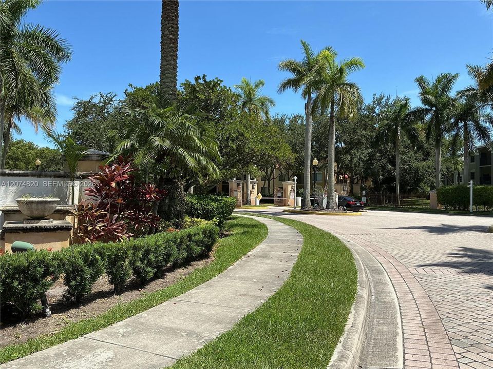 For Rent: $2,300 (2 beds, 2 baths, 1060 Square Feet)