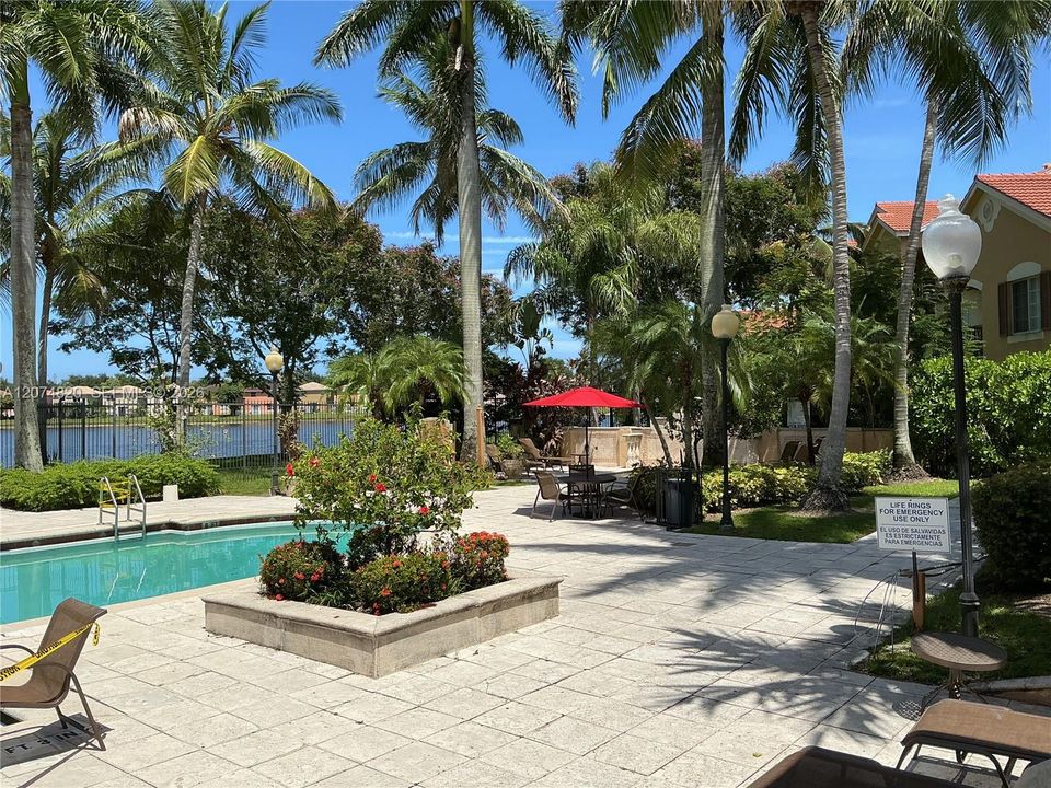 For Rent: $2,300 (2 beds, 2 baths, 1060 Square Feet)
