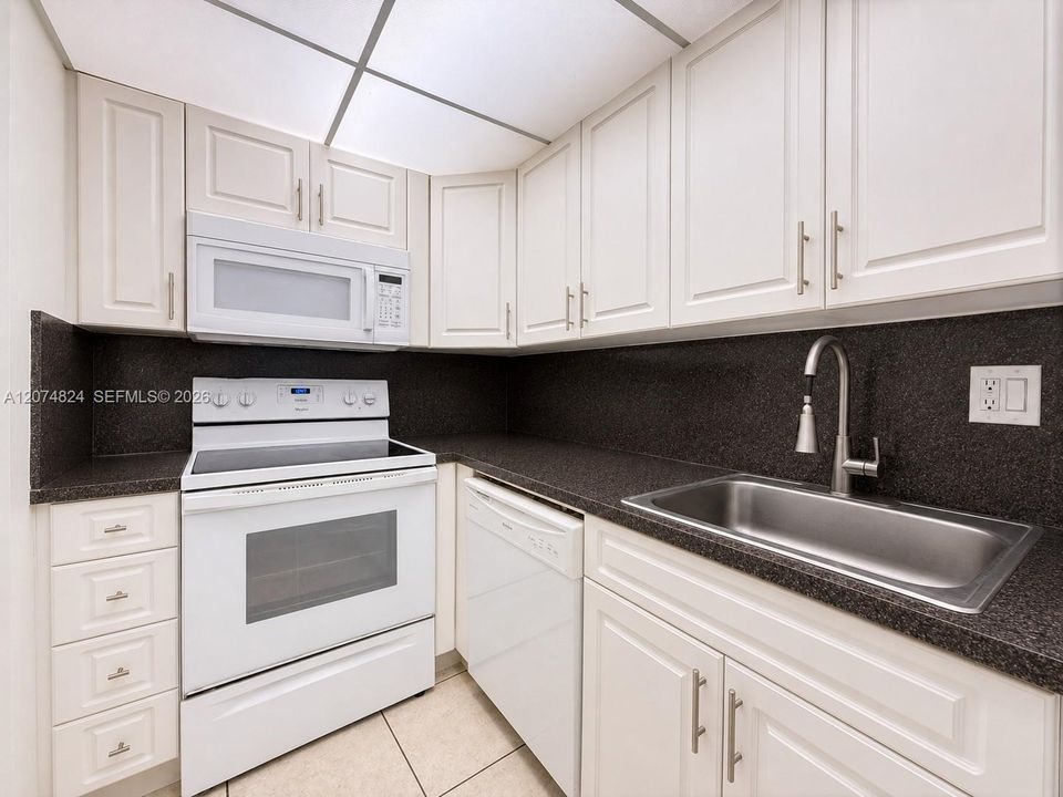 For Sale: $229,000 (2 beds, 2 baths, 782 Square Feet)