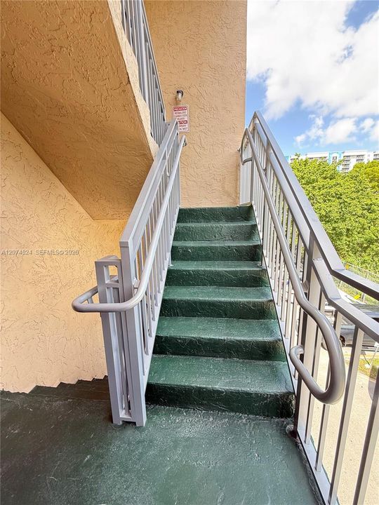 For Sale: $229,000 (2 beds, 2 baths, 782 Square Feet)