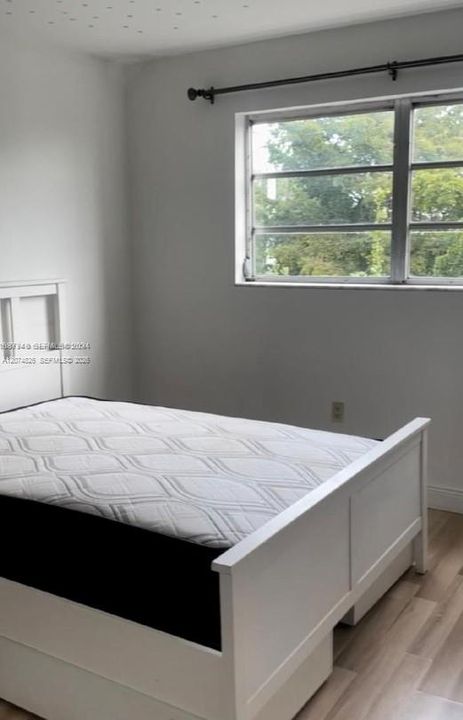 For Rent: $2,300 (2 beds, 1 baths, 975 Square Feet)
