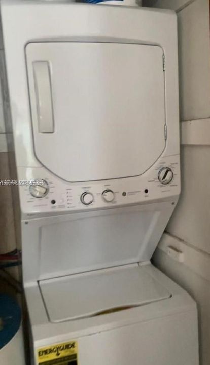 For Rent: $2,300 (2 beds, 1 baths, 975 Square Feet)
