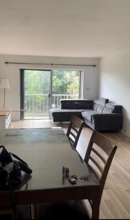 For Rent: $2,300 (2 beds, 1 baths, 975 Square Feet)