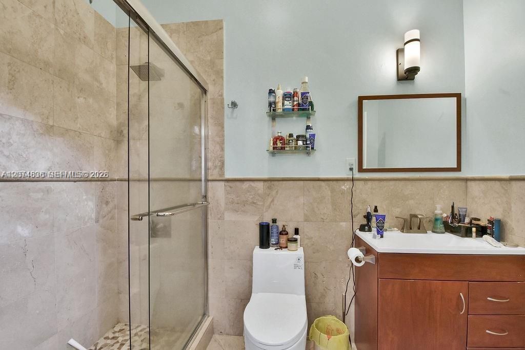 For Sale: $3,200,000 (6 beds, 4 baths, 4052 Square Feet)