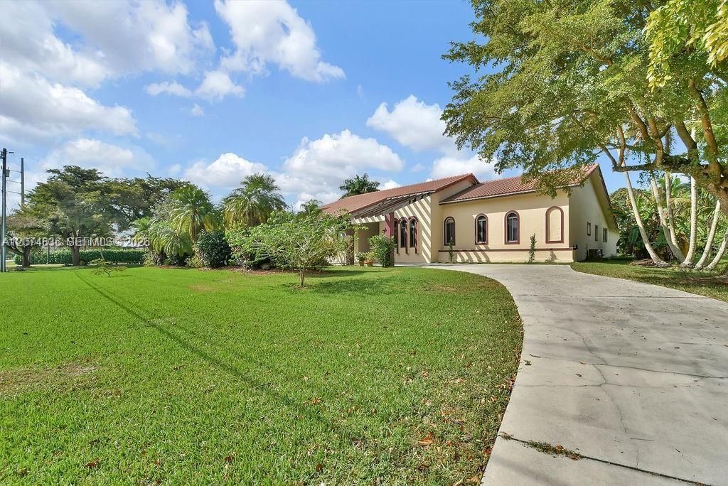 For Sale: $3,200,000 (6 beds, 4 baths, 4052 Square Feet)