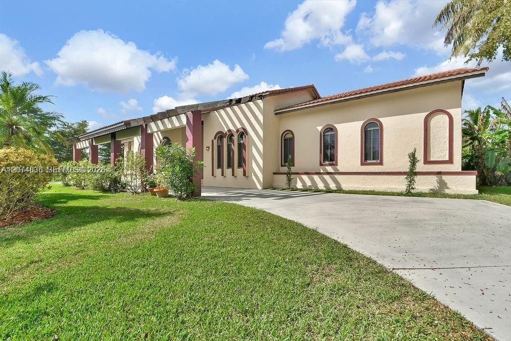 For Sale: $3,200,000 (6 beds, 4 baths, 4052 Square Feet)