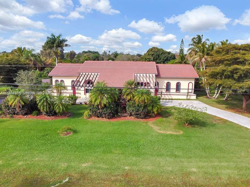 For Sale: $3,200,000 (6 beds, 4 baths, 4052 Square Feet)