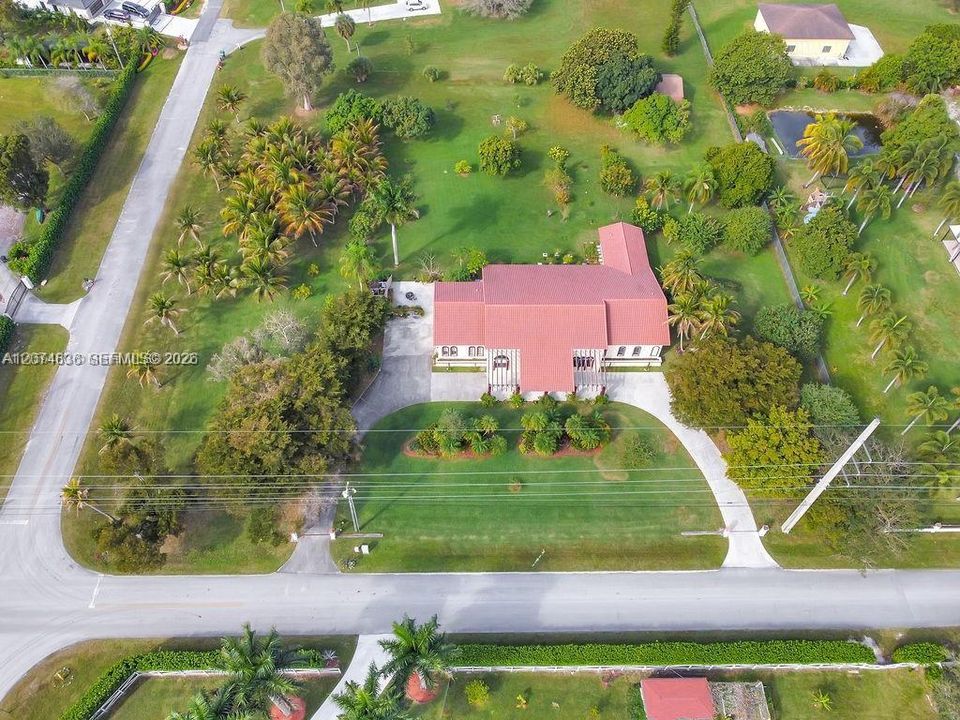 For Sale: $3,200,000 (6 beds, 4 baths, 4052 Square Feet)