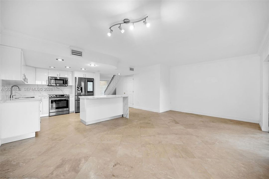 Activo con contrato: $2,900 (3 camas, 2 baños, 1440 Pies cuadrados)