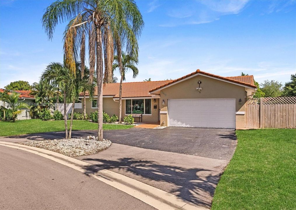 For Sale: $615,000 (3 beds, 2 baths, 1604 Square Feet)