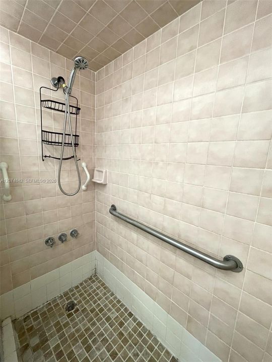 For Sale: $109,500 (1 beds, 1 baths, 830 Square Feet)