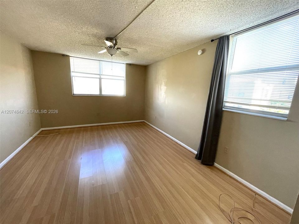 For Sale: $109,500 (1 beds, 1 baths, 830 Square Feet)