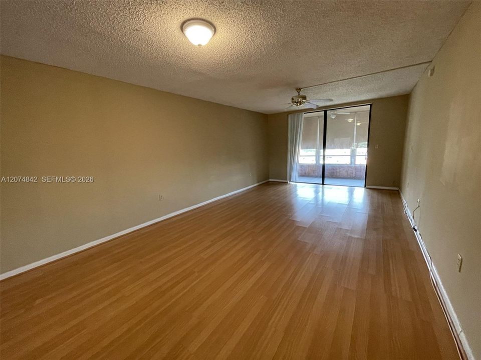 For Sale: $109,500 (1 beds, 1 baths, 830 Square Feet)