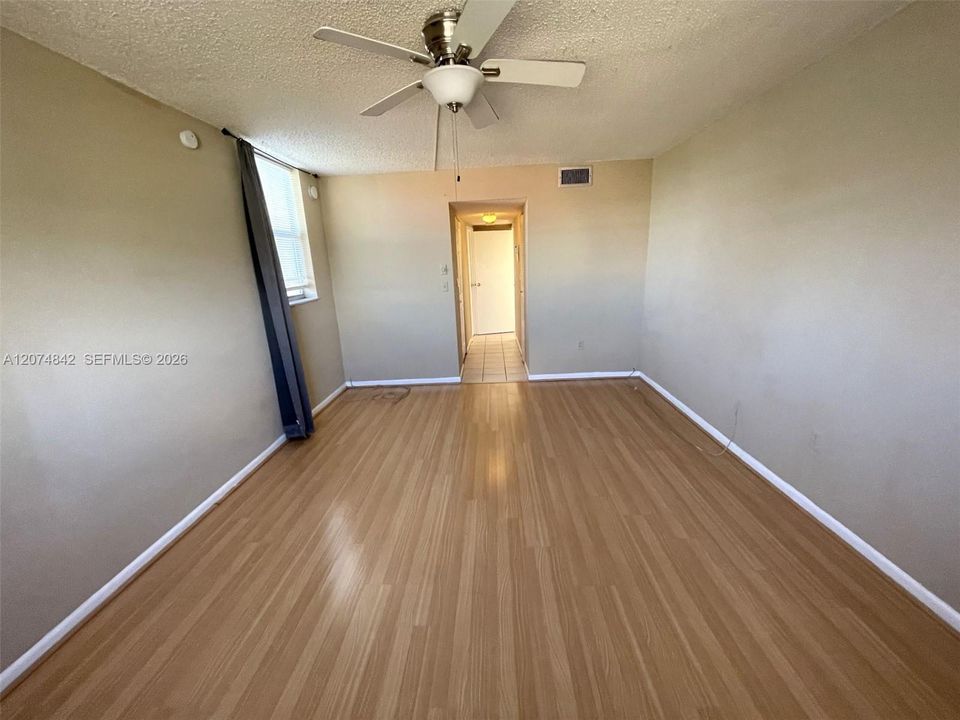 For Sale: $109,500 (1 beds, 1 baths, 830 Square Feet)