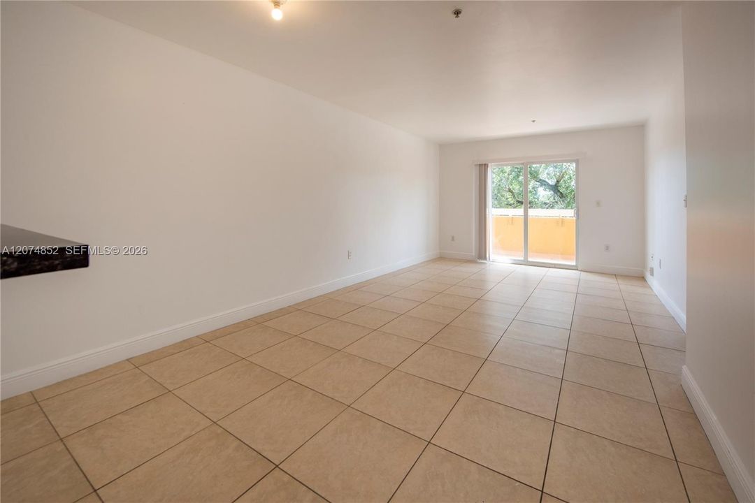 For Rent: $2,100 (2 beds, 1 baths, 945 Square Feet)