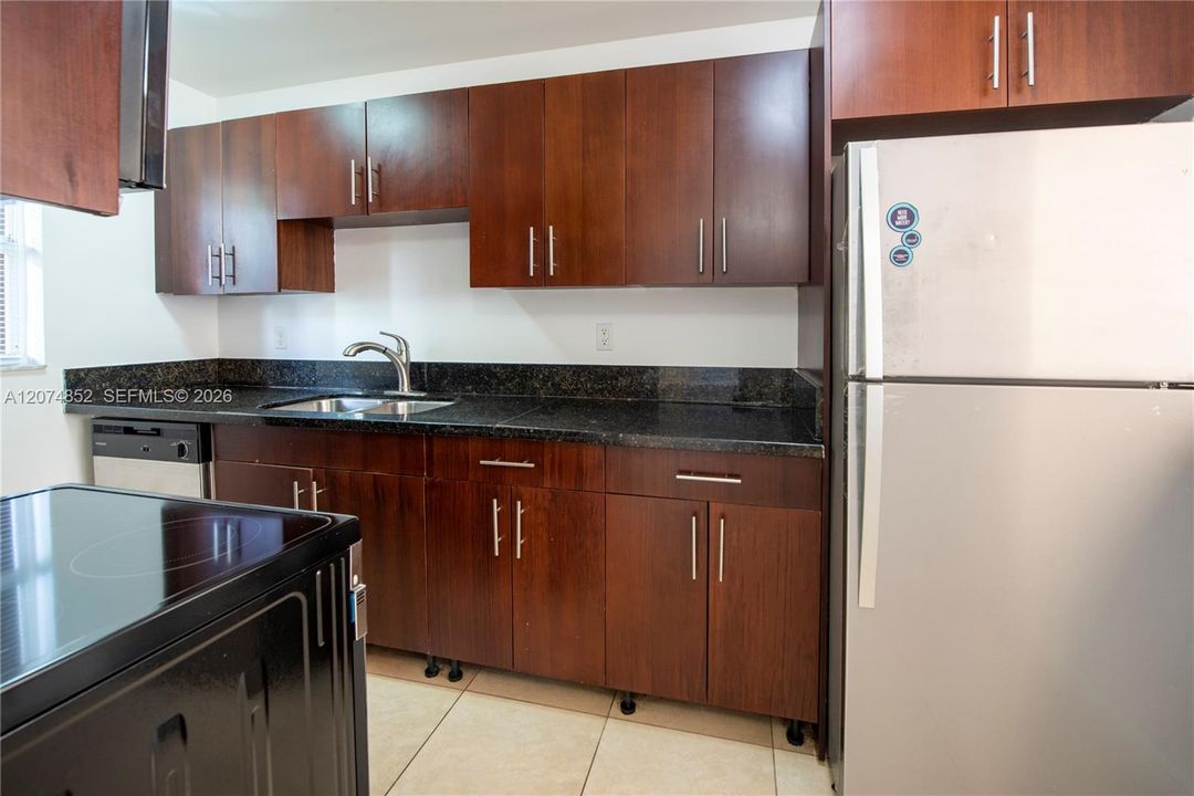 For Rent: $2,100 (2 beds, 1 baths, 945 Square Feet)