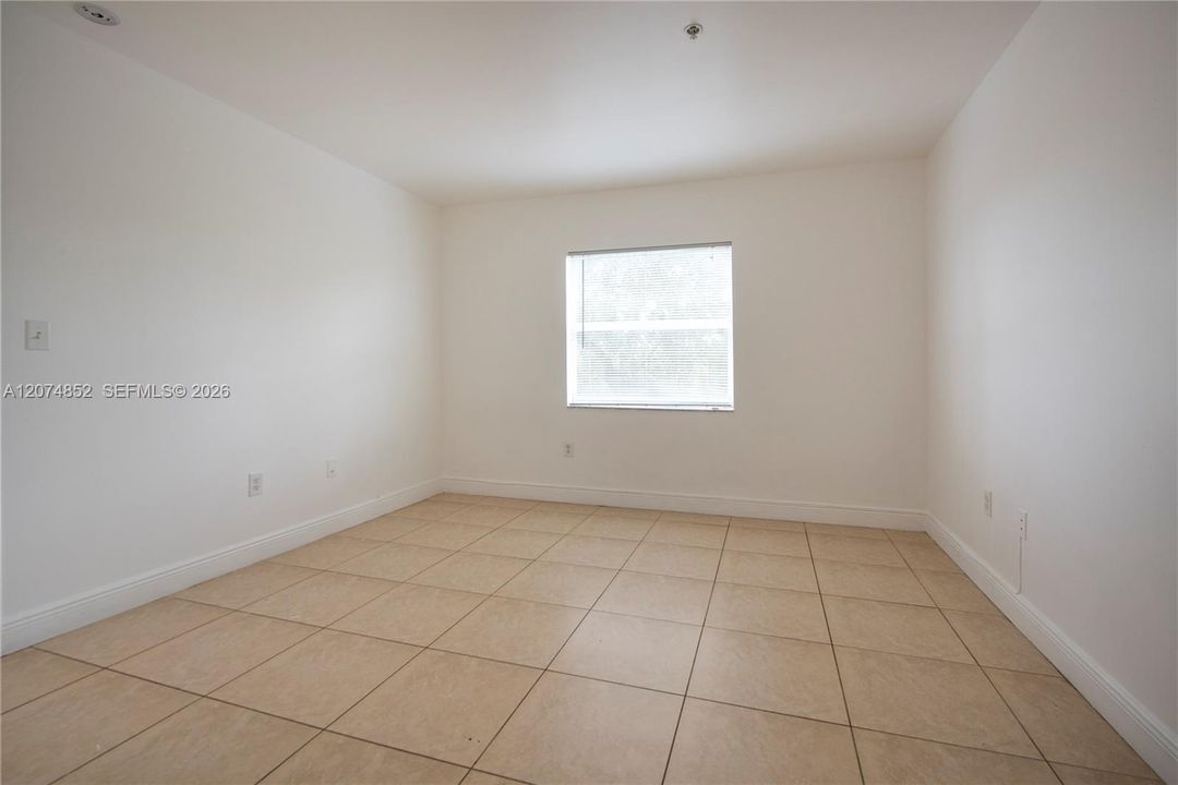 For Rent: $2,100 (2 beds, 1 baths, 945 Square Feet)