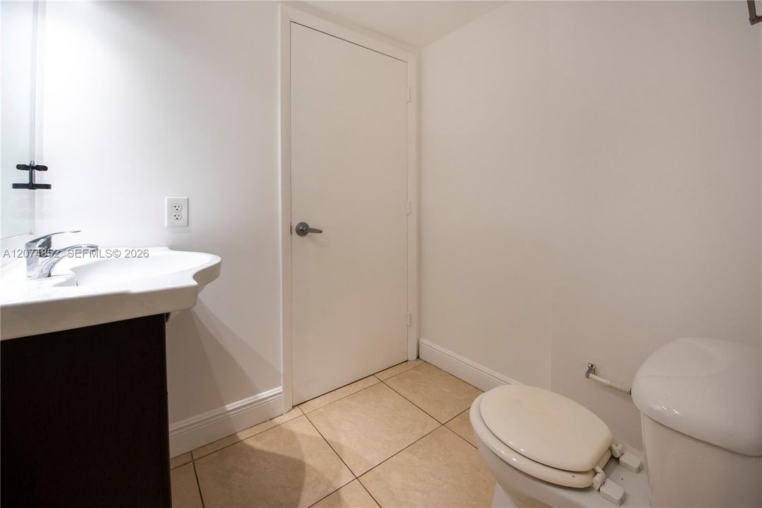 For Rent: $2,100 (2 beds, 1 baths, 945 Square Feet)
