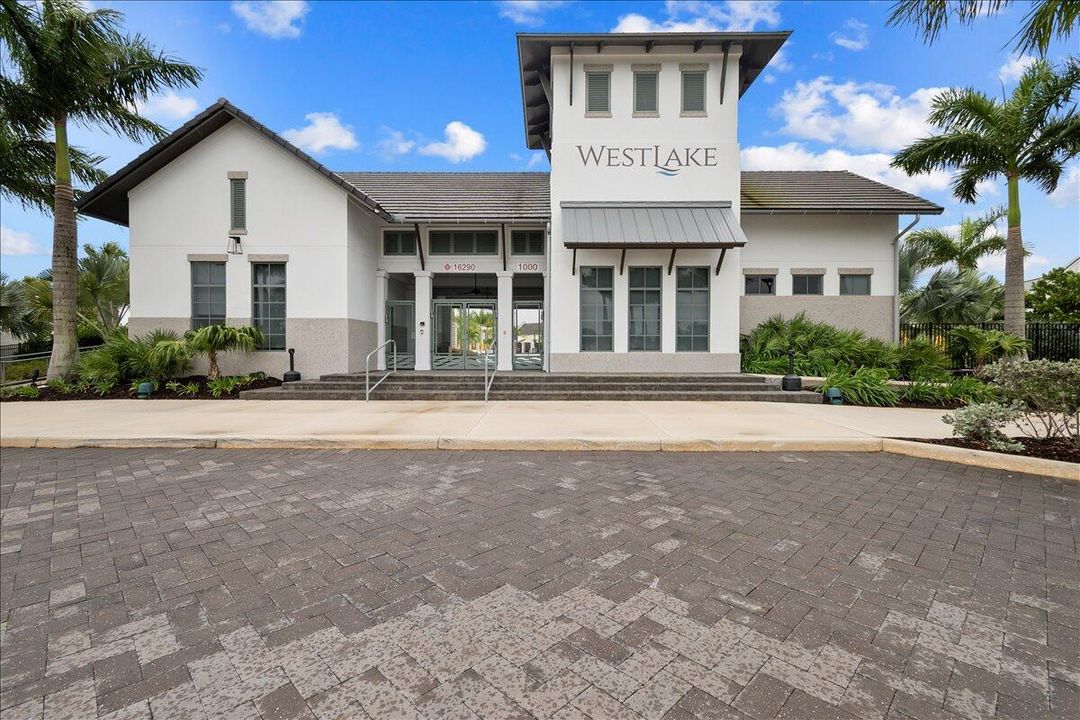 38-LUX3918