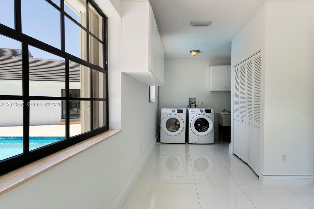 For Sale: $2,099,000 (5 beds, 3 baths, 4023 Square Feet)
