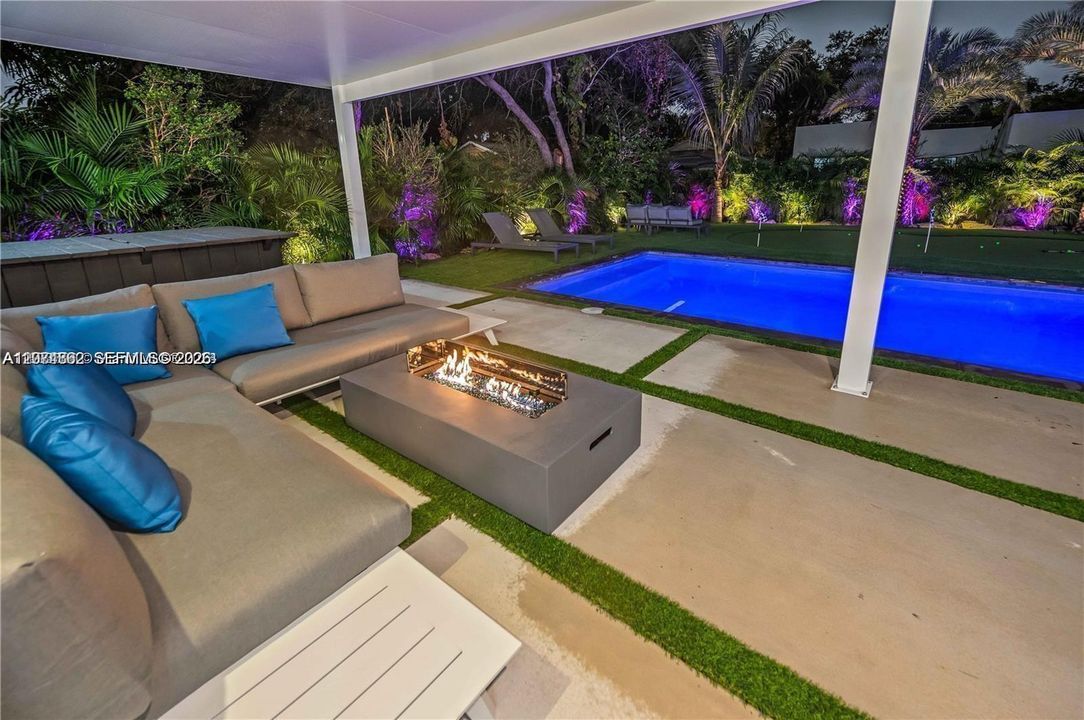 For Rent: $12,900 (5 beds, 2 baths, 1986 Square Feet)