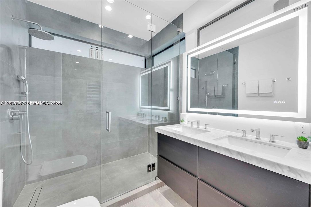 For Rent: $12,900 (5 beds, 2 baths, 1986 Square Feet)