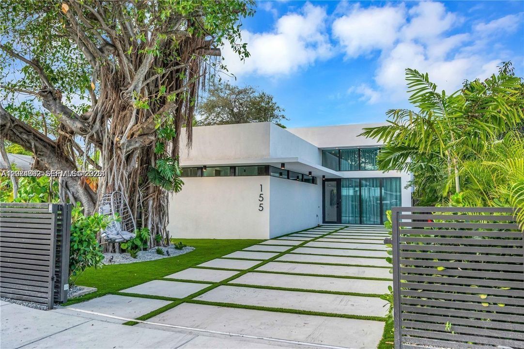 For Rent: $12,900 (5 beds, 2 baths, 1986 Square Feet)