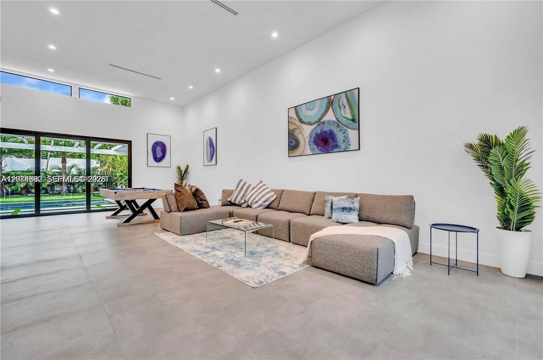 For Rent: $12,900 (5 beds, 2 baths, 1986 Square Feet)