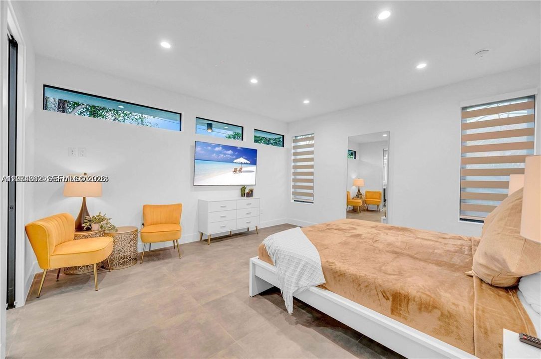 For Rent: $12,900 (5 beds, 2 baths, 1986 Square Feet)