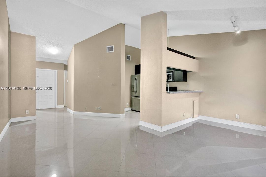 For Rent: $1,900 (1 beds, 1 baths, 862 Square Feet)