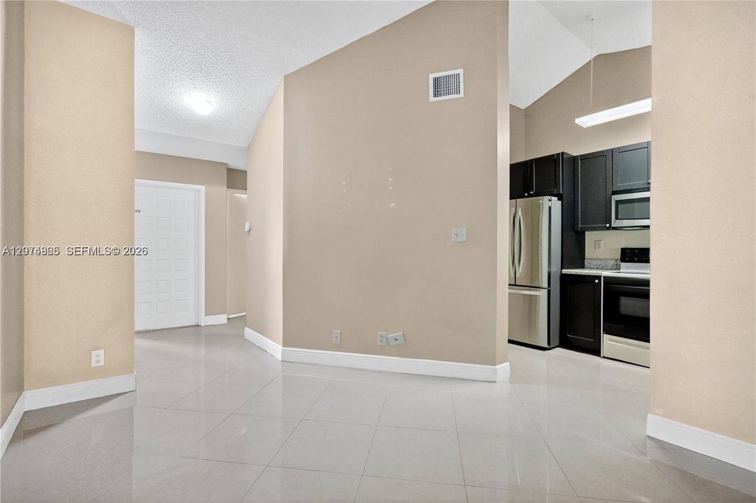 For Rent: $1,900 (1 beds, 1 baths, 862 Square Feet)