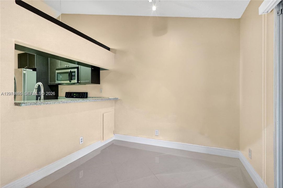 For Rent: $1,900 (1 beds, 1 baths, 862 Square Feet)