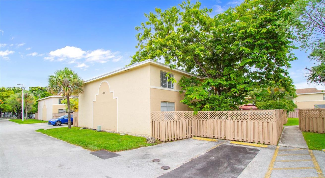For Rent: $2,400 (2 beds, 2 baths, 1060 Square Feet)