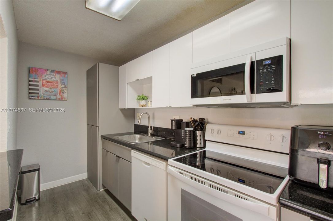For Rent: $2,400 (2 beds, 2 baths, 1060 Square Feet)