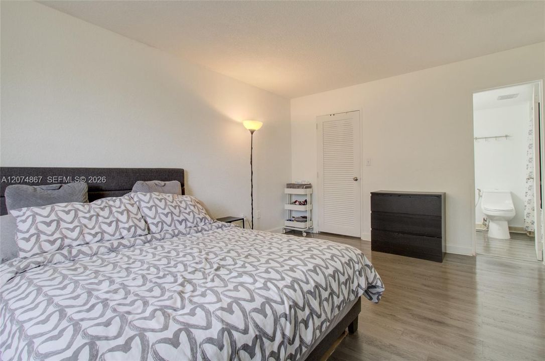 For Rent: $2,400 (2 beds, 2 baths, 1060 Square Feet)