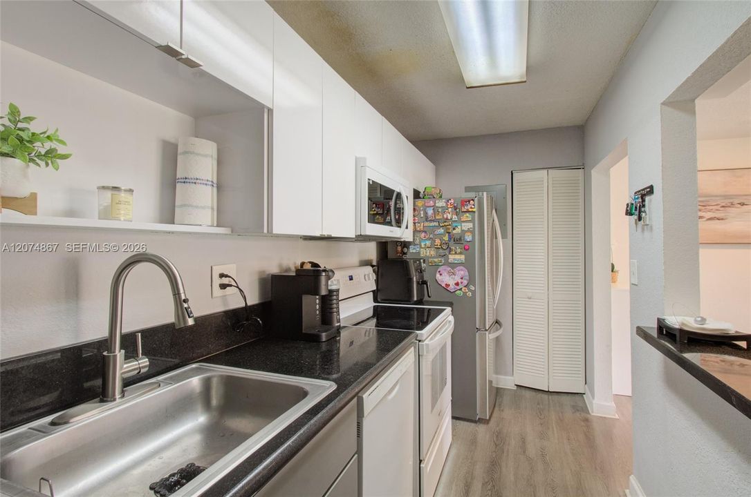 For Rent: $2,400 (2 beds, 2 baths, 1060 Square Feet)