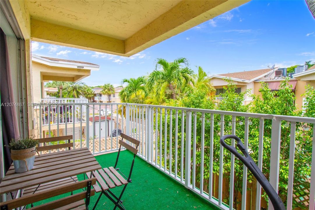 For Rent: $2,400 (2 beds, 2 baths, 1060 Square Feet)