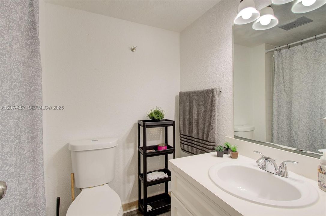 For Rent: $2,400 (2 beds, 2 baths, 1060 Square Feet)
