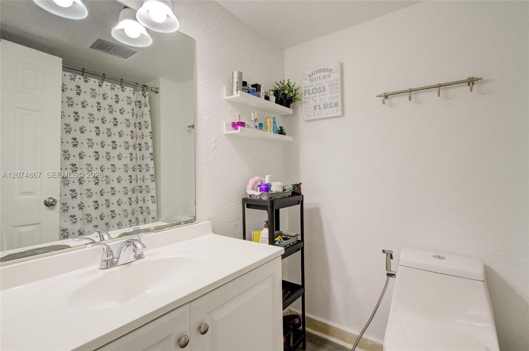 For Rent: $2,400 (2 beds, 2 baths, 1060 Square Feet)