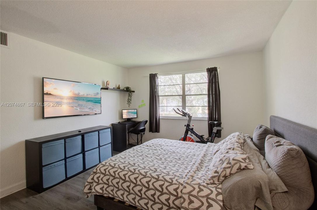 For Rent: $2,400 (2 beds, 2 baths, 1060 Square Feet)